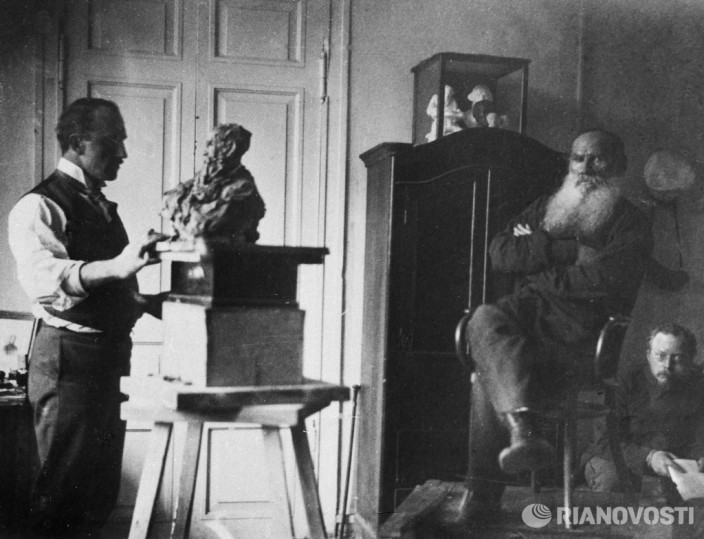 Скульптор Трубецкой лепит бюст Толстого.