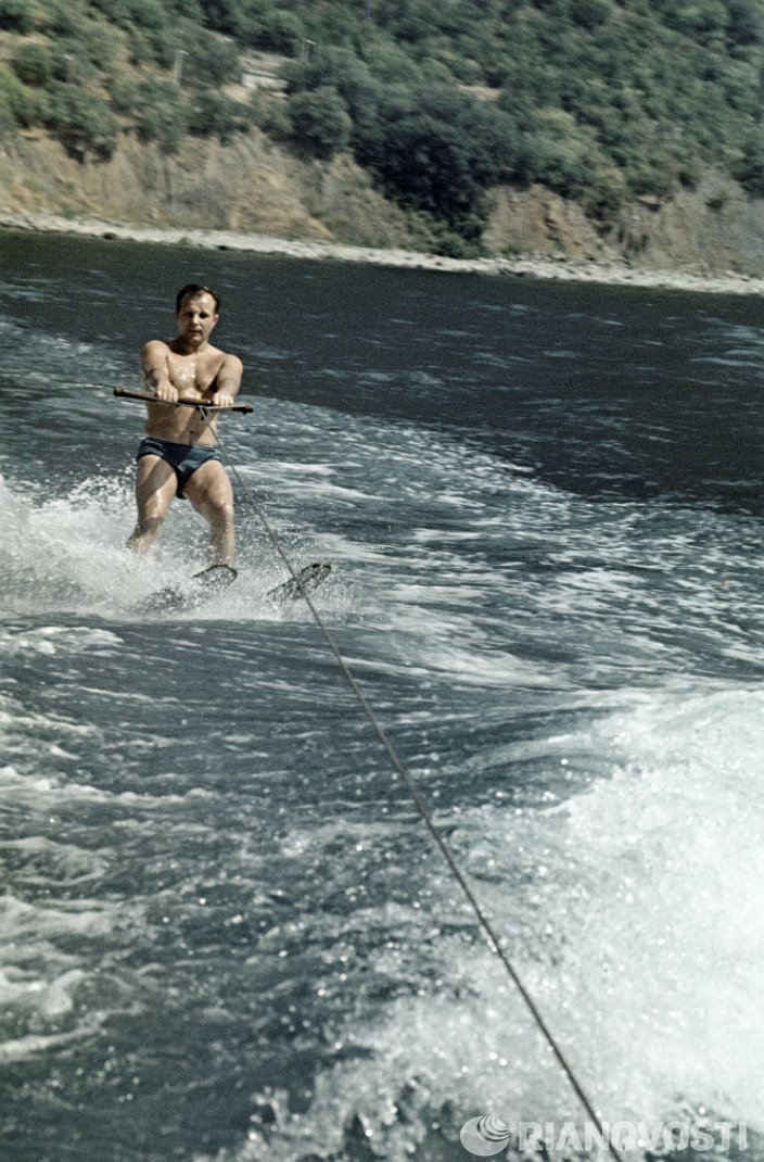 Юрий Гагарин катается на водных лыжах, июль 1965 года