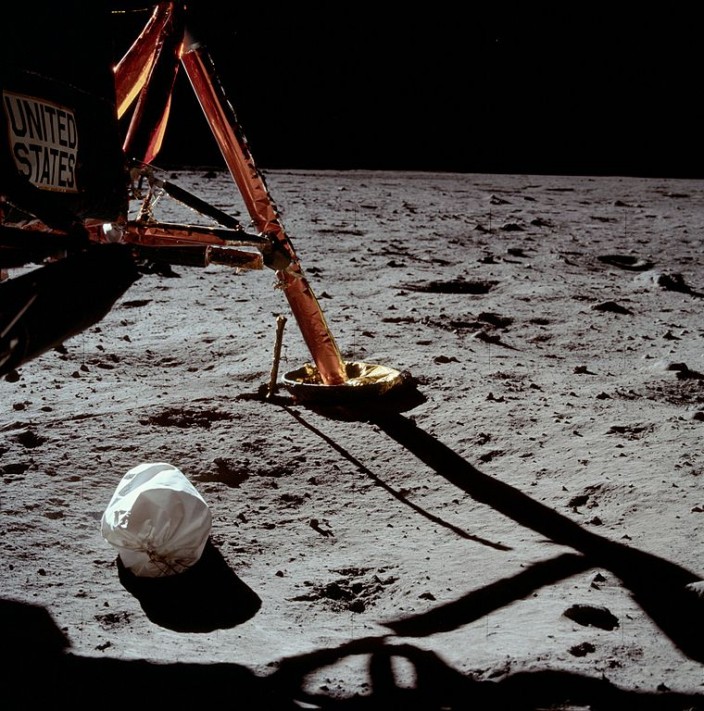 Первая фотография, сделанная Нилом Армстронгом на Луне